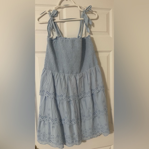 Dresses & Skirts - American Eagle blue dress with teared skirt and flower design. Size XL